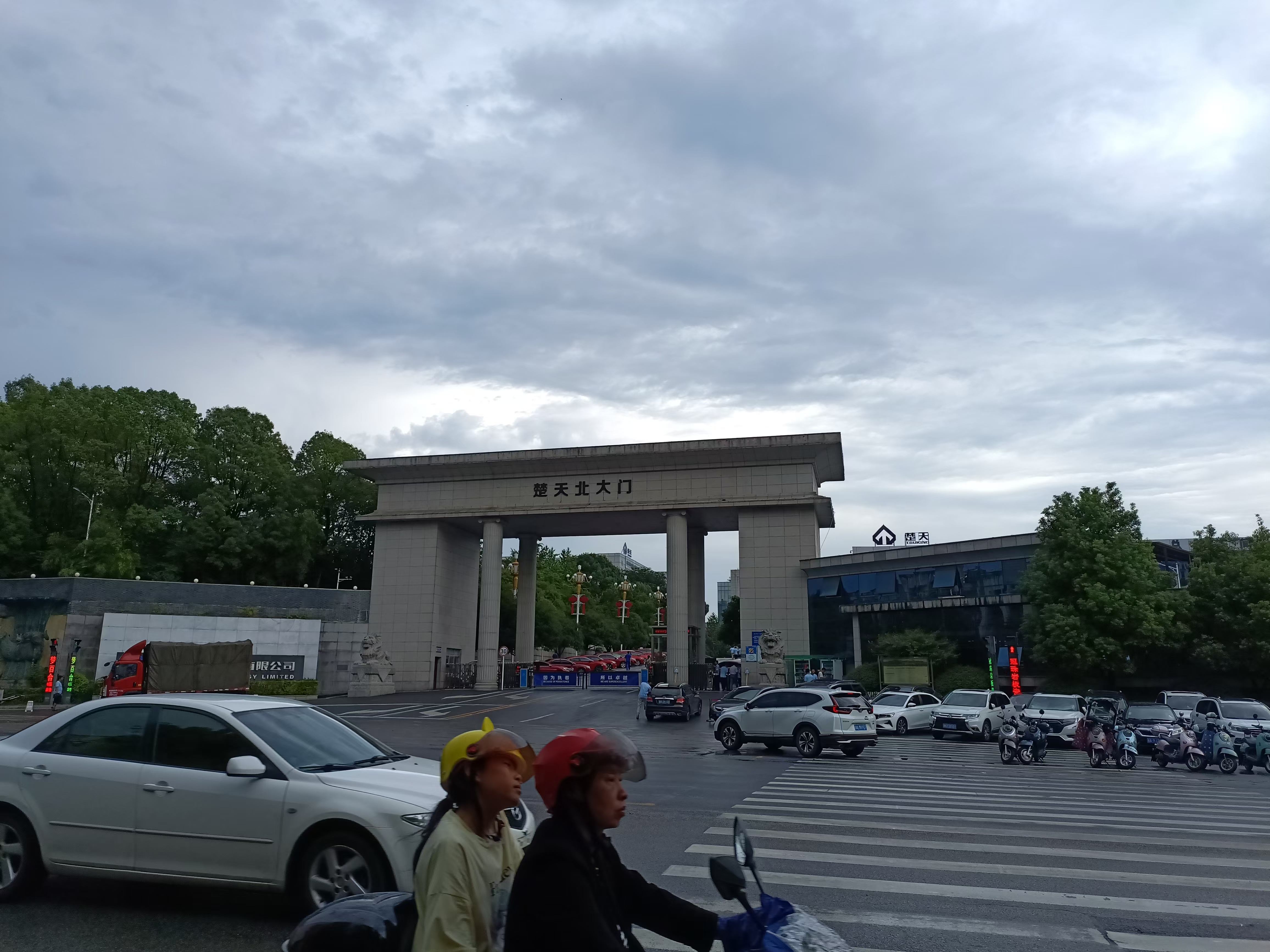 楚天北门，军训完毕之后第一天到本部（上班了为什么还要军训？）